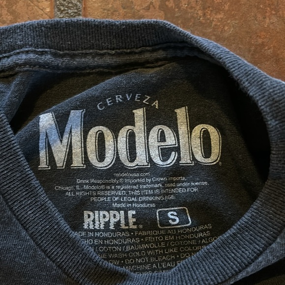 Charcoal gray black modelo beer tshirt - Picture 4 of 4